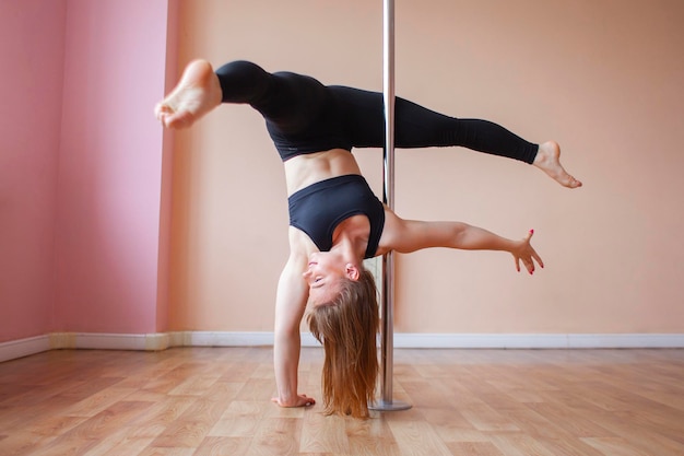 Meisje doet paaldansen turnster doet de pyloon spleten