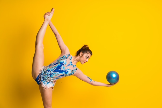 Meisje doet ritmische gymnastiek met bal