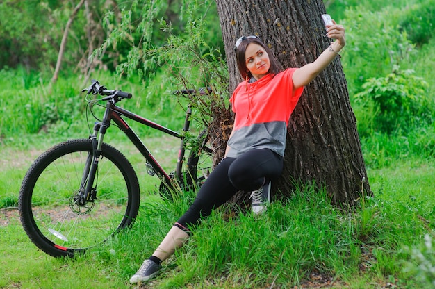Meisje doet selfie op fietsen