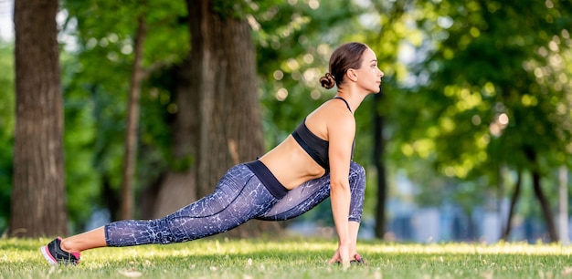 Meisje doet yoga in de natuur