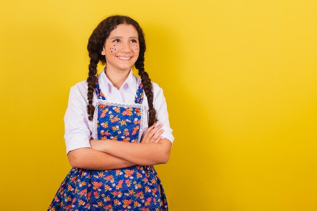 Meisje draagt typische kleding voor Festa Junina Armen gekruist geen hoed Voor het Festival do Arraia