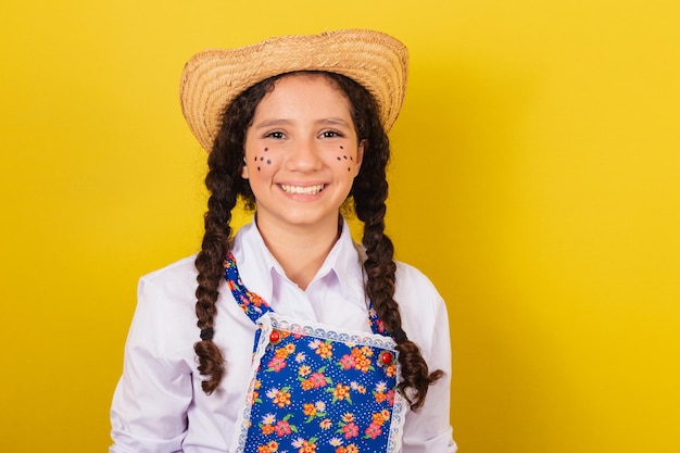 Meisje draagt typische kleding voor Festa Junina close-up foto glimlachend en gelukkig Voor het Festival do Arraia