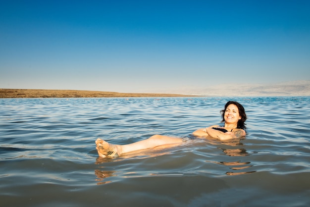 Meisje drijvend op de dode zee