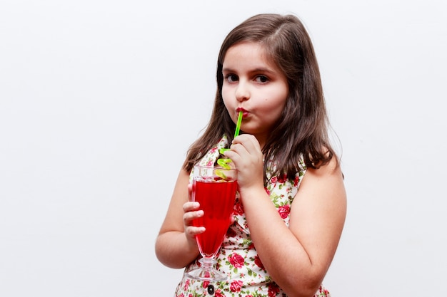 Meisje drinken kruisbes verfrissing met leuk stro, witte achtergrond