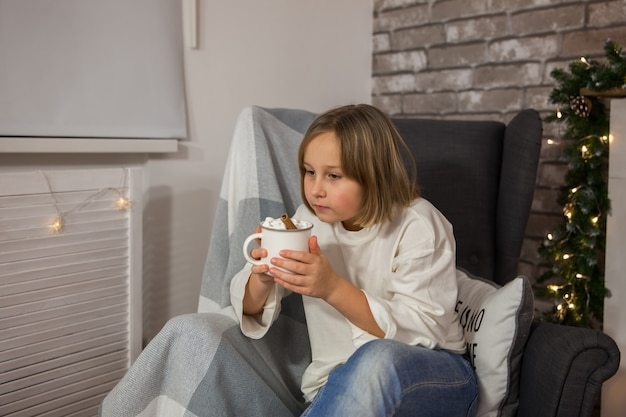 Meisje drinkt koffie met marshmallow, soft focus