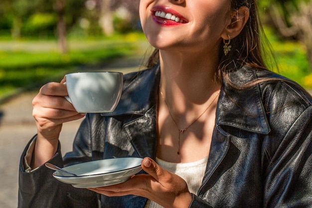 Meisje drinkt koffie Vrouw met een kop warme koffie in de hand Meisje drinkt koffie Witte mok