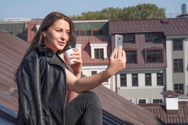 Foto meisje drinkt koffie