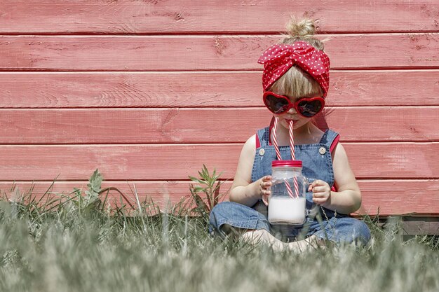 Meisje drinkt melk