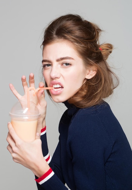 Meisje drinkt sap uit glas