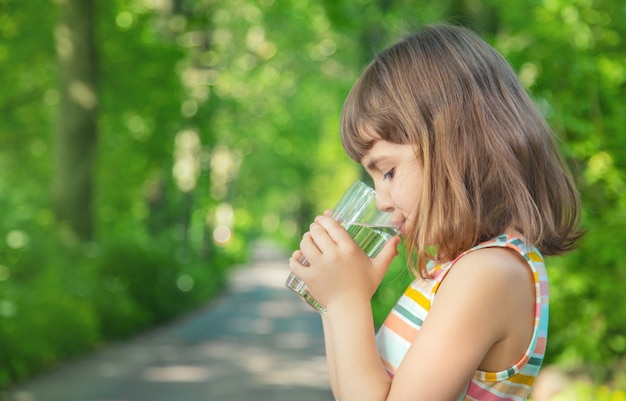 Meisje drinkwater uit een glas