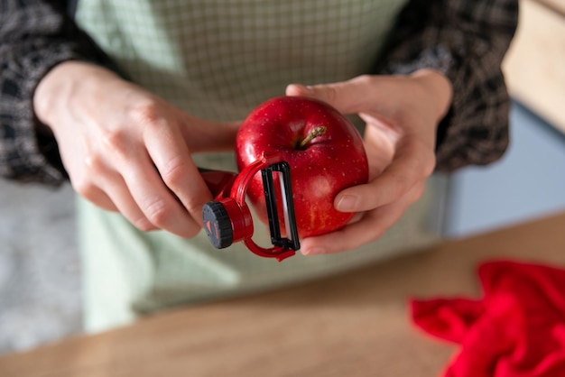 meisje een appel schillen, thuis koken eten, keuken achtergrond