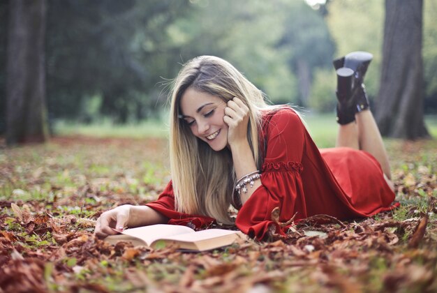 meisje een boek lezen in de herfst