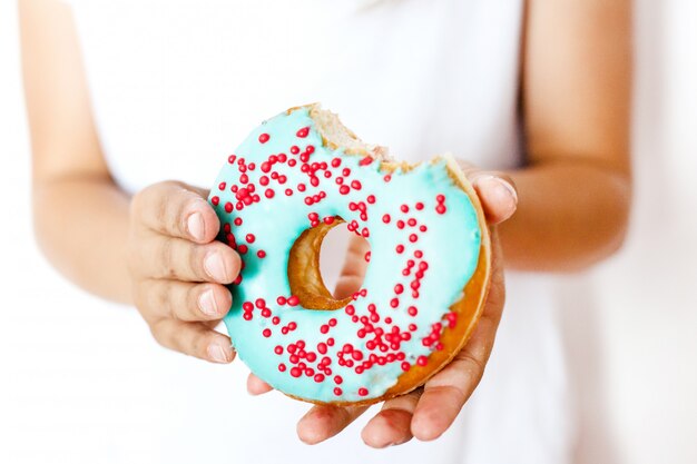 Meisje eet donut, smaak, zoetheid, fast food, ander voedsel, koolhydraten, jeugd