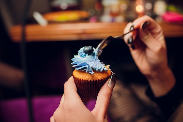 Meisje eet een cupcake