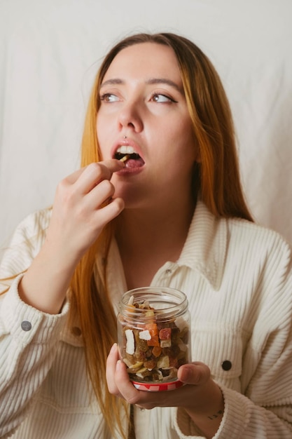 Foto meisje eet een gezonde snack