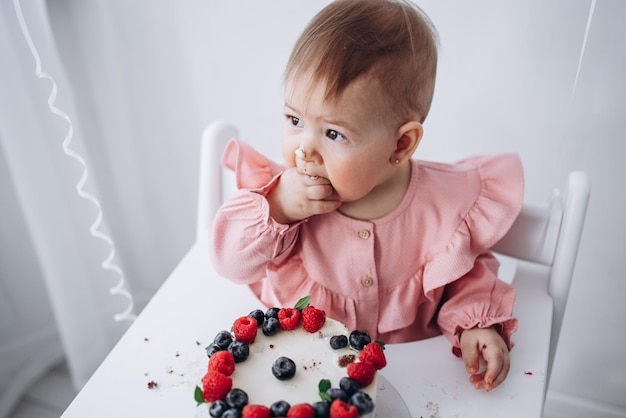 Meisje eet een verjaardagstaart met bessen verjaardag