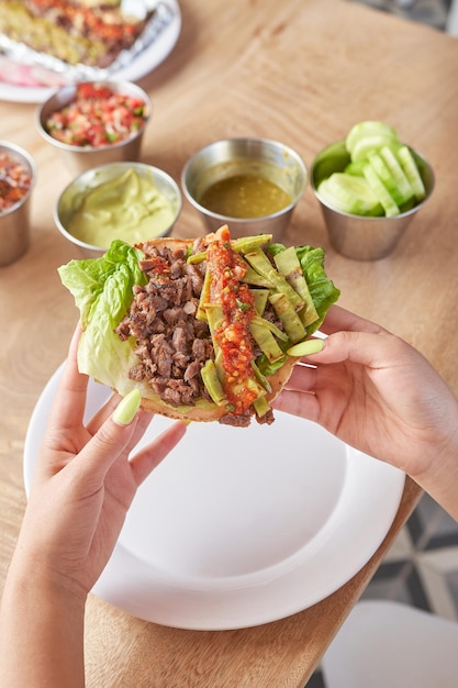 Meisje eet heerlijk typisch Mexicaans eten taco's sopes pastor enz