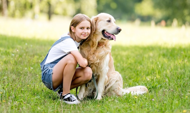 Meisje en golden retrieverhond