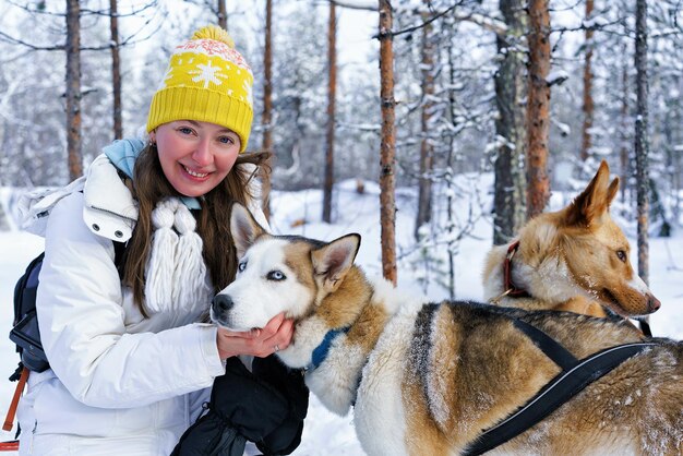Meisje en Husky hond in Rovaniemi, Fins Lapland