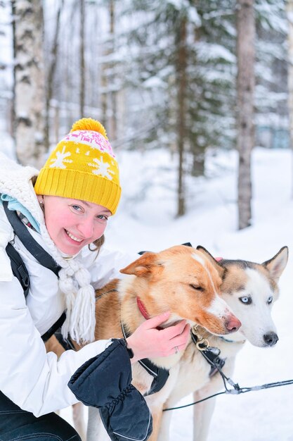 Meisje en Husky hond in Rovaniemi in Lapland in Finland