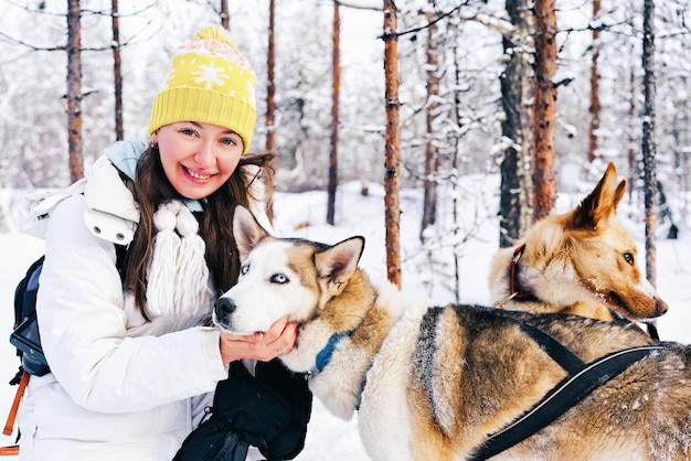 Meisje en Husky honden in slee in Finland in Lapland in de winter.