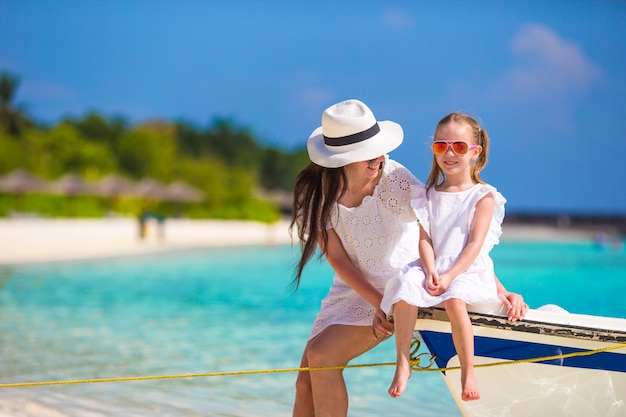 Meisje en jonge moeder tijdens strandvakantie