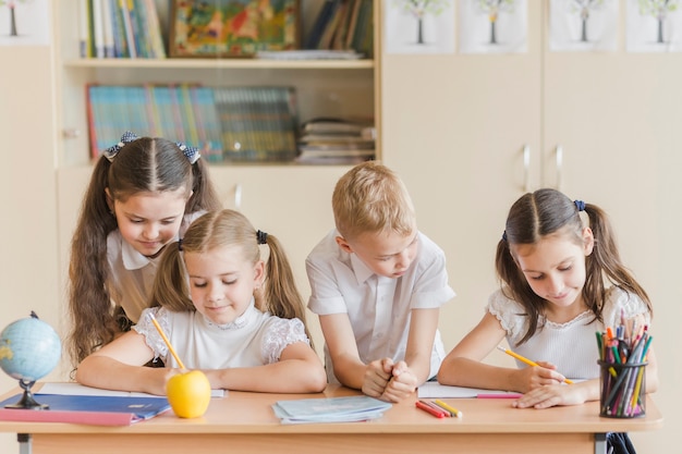 Foto meisje en jongen die vrienden het bestuderen bekijken