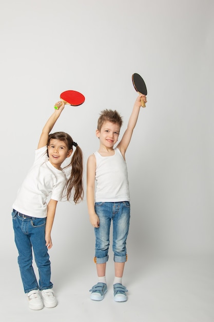 Meisje en jongen met pingpongracket