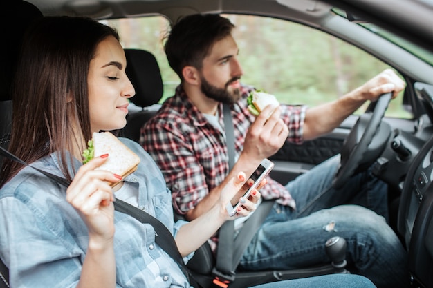 Meisje en jongen rijden in de auto