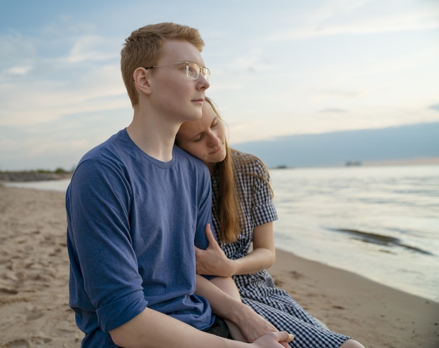 Meisje en jongen zitten, vriendin houden vriendje hand