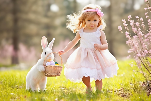 Meisje en konijn vieren Pasen