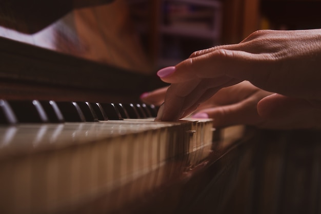 Meisje en piano thuis selectieve focus