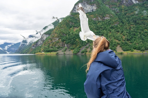 Meisje fidding grote zeemeeuw in Sognefjord