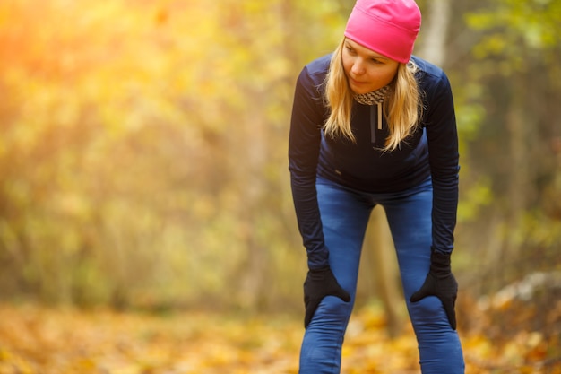 Meisje gaat sporten in het park