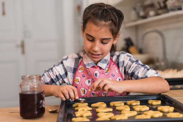 Meisje gekookte koekjes in de keuken thuis.