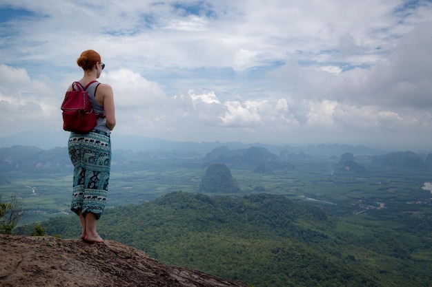 Meisje geniet van een prachtig uitzicht op de vallei en de Andaman Zee-eilanden en bergen vanuit het gezichtspunt Krabi Thailand