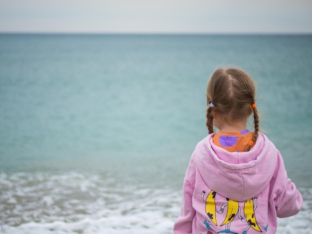 Meisje geniet van een vakantie op het strand.