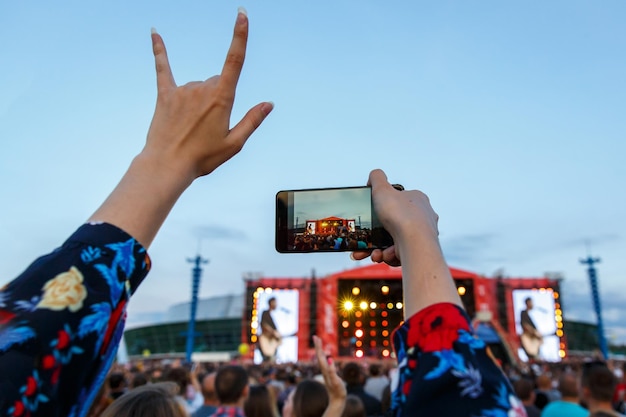 Meisje geniet van het openluchtmuziekfestivalconcert