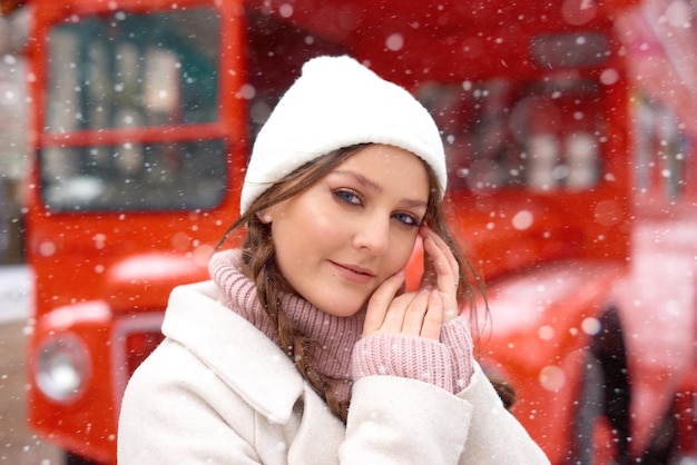 Meisje geniet van sneeuw jonge vrouw zoals de winter en loop door de stad