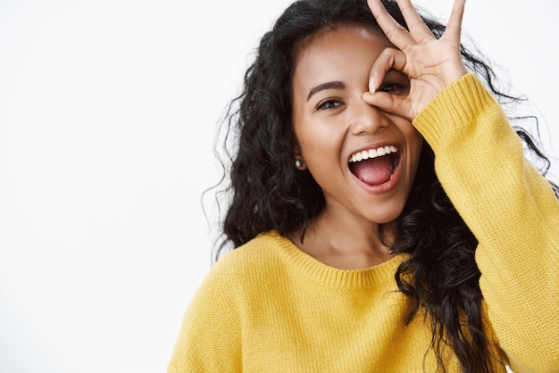 Meisje glimlacht en fleurt de dag op Zelfverzekerde zorgeloze Afro-Amerikaanse mooie vrouw met krullend haar schone huid glimlachend en lachend gevoel uitstekend geen menstruatiekrampen dankzij pillen