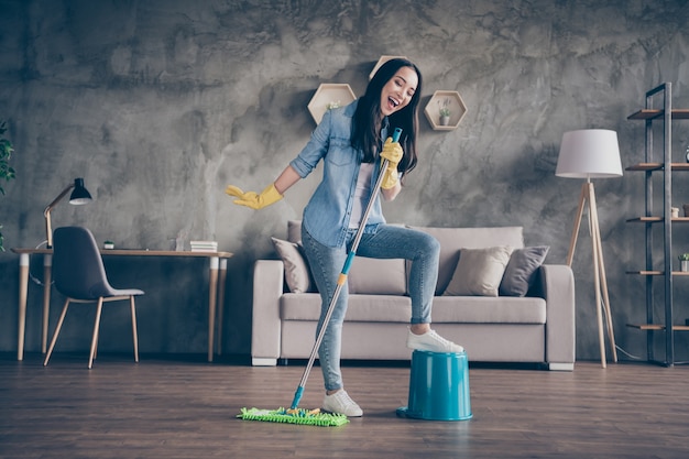 meisje haar kamer dansen schoonmaken