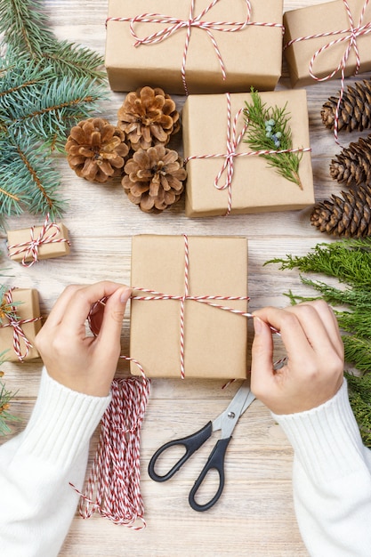 Meisje handen inwikkeling Nieuwjaar cadeau