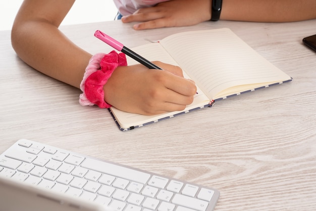 Meisje handen thuis studeren en huiswerk doen