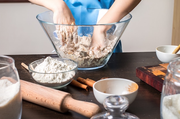 Meisje het kneden deeg voor koekjes