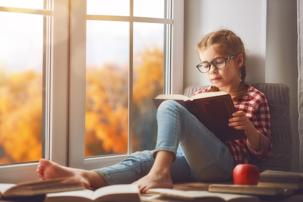 Meisje het lezen van een boek