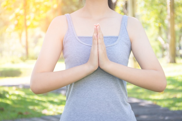 Meisje het praktizeren yoga in ochtend bij park