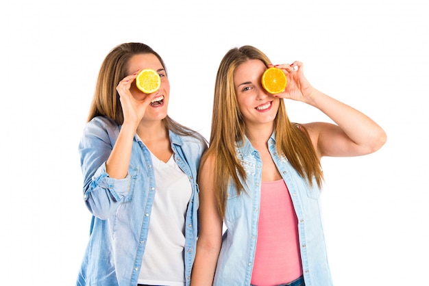 Meisje het spelen met vruchten over witte achtergrond