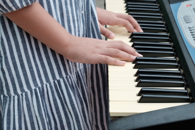 Meisje het spelen piano in studio