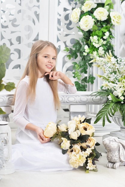 Meisje het stellen met bloemen