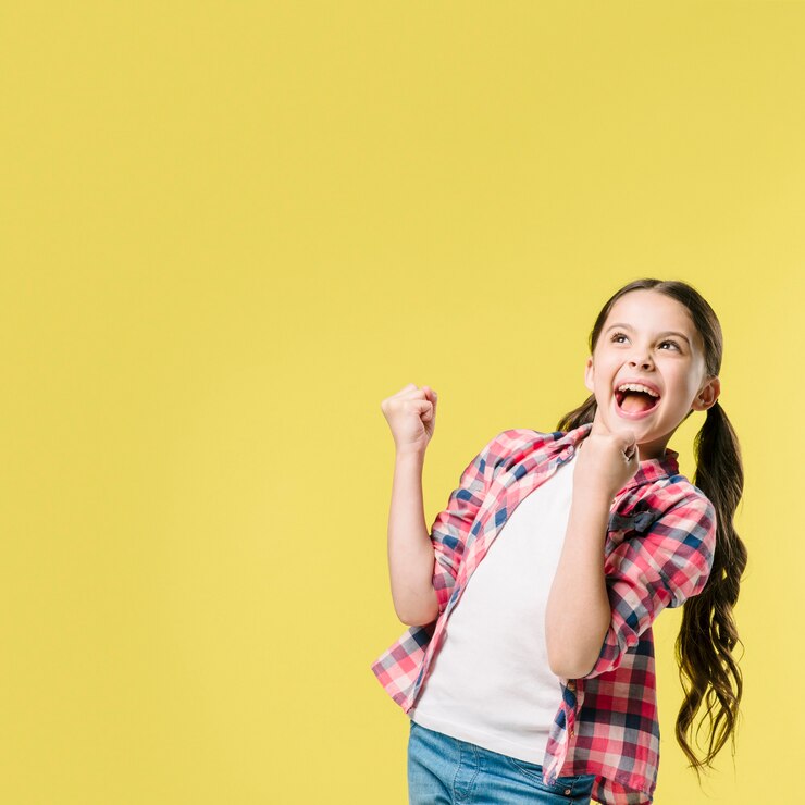 Foto meisje het vieren wint in studio